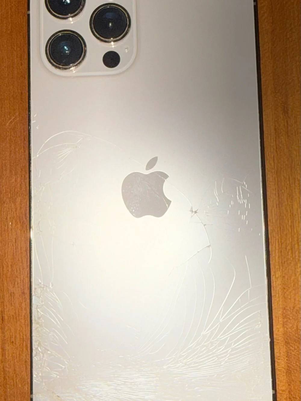 Smartphone with gold and black Panel and Triple Camera not working